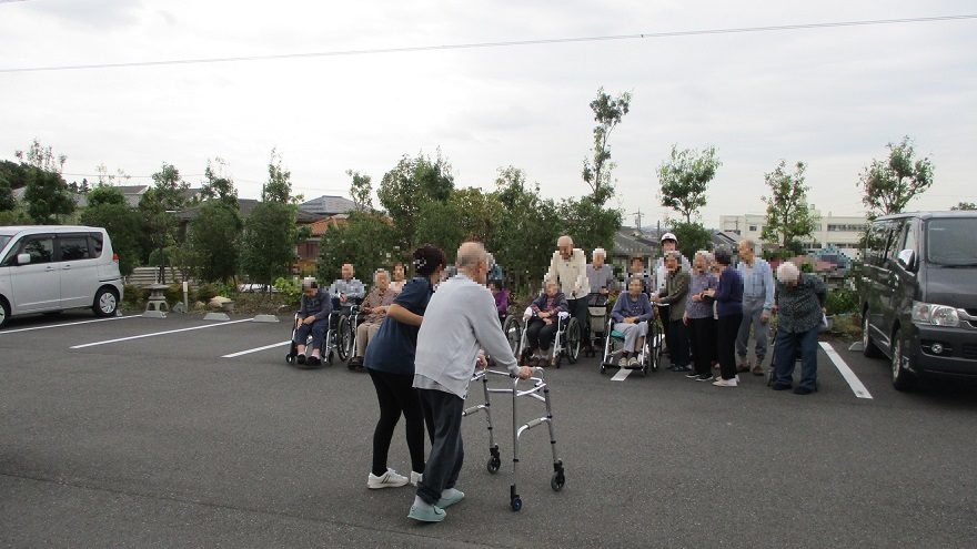 駐車場にて避難訓練中